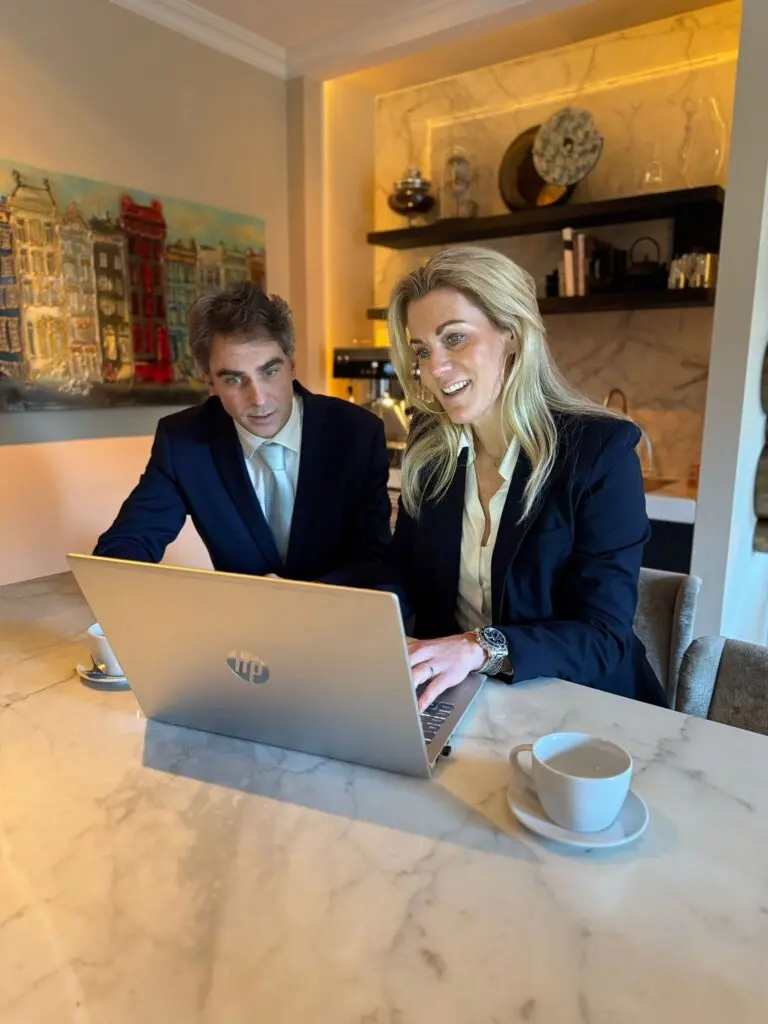 De makelaars aan het werk